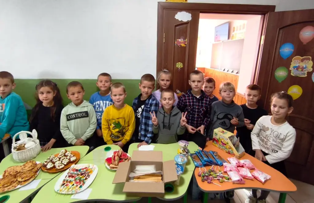 Діти Молодавської гімназії торгують для збору коштів на ЗСУ.