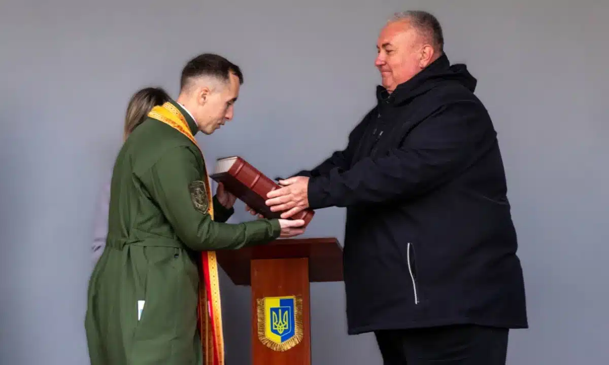 Дубенське Євангеліє – духовний оберіг українських захисників Дубенське Євангеліє передають військовим.