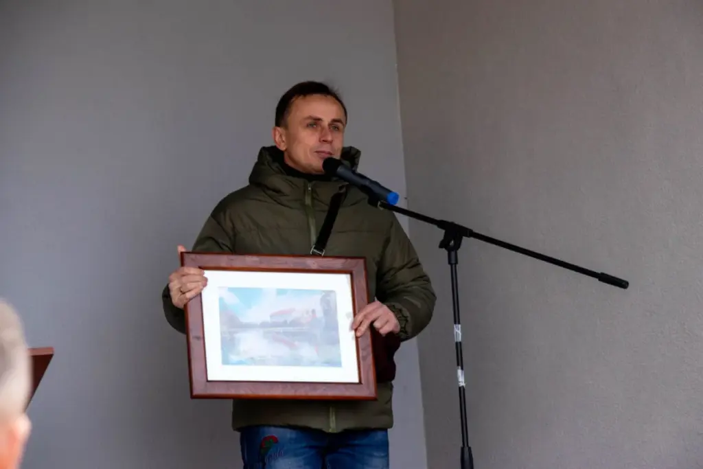 Передача військовим картини Дубенського замку.