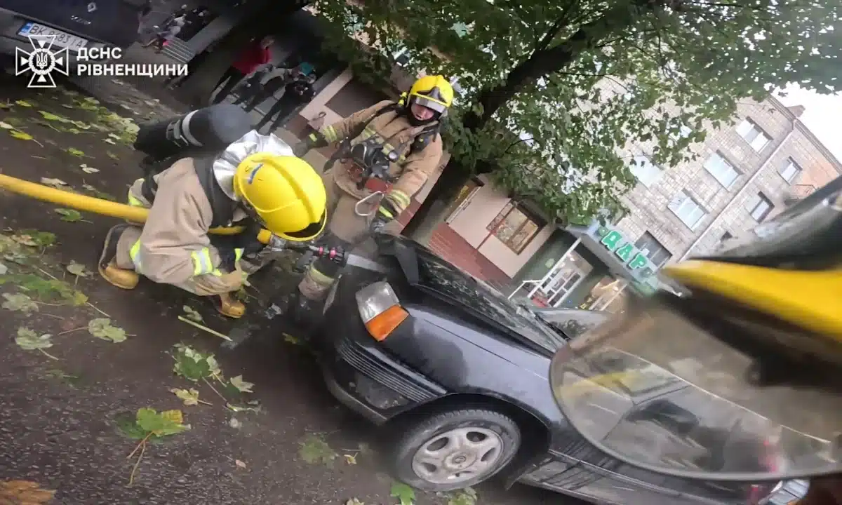 У Дубні рятувальники загасили пожежу в автомобілі Opel Kadett