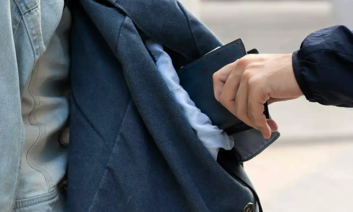 Чоловік вкрав у знайомого кредитку та гроші. Суд присудив йому 5 років позбавлення волі Чоловік краде гроші