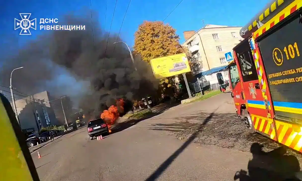 Рятувальники ліквідували пожежу автомобіля після ДТП у Рівному