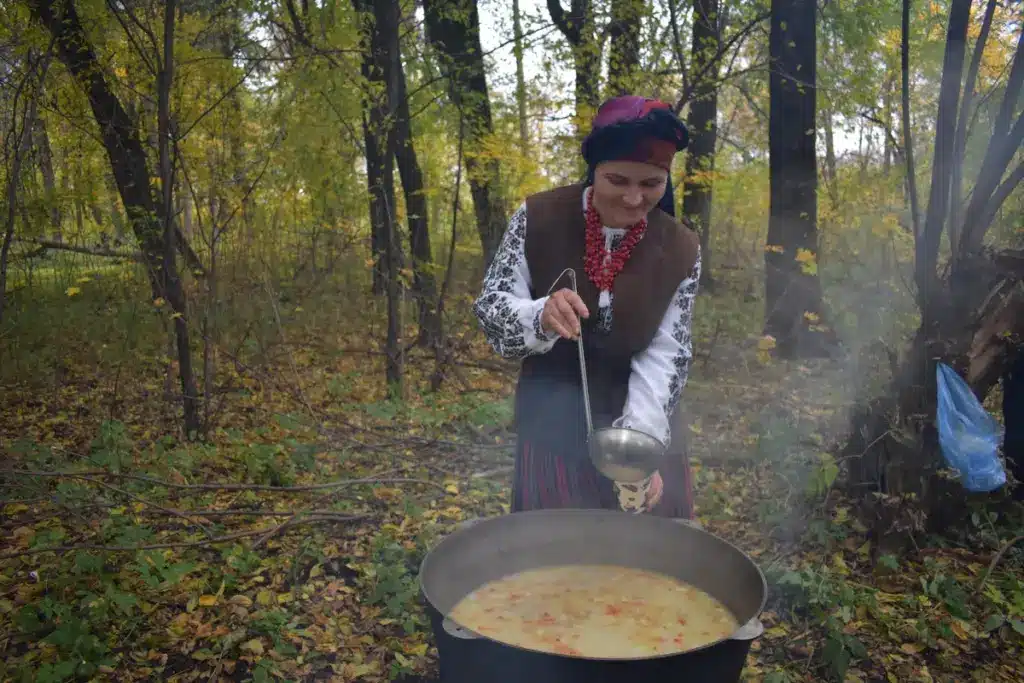 Приготування холодної юшки.