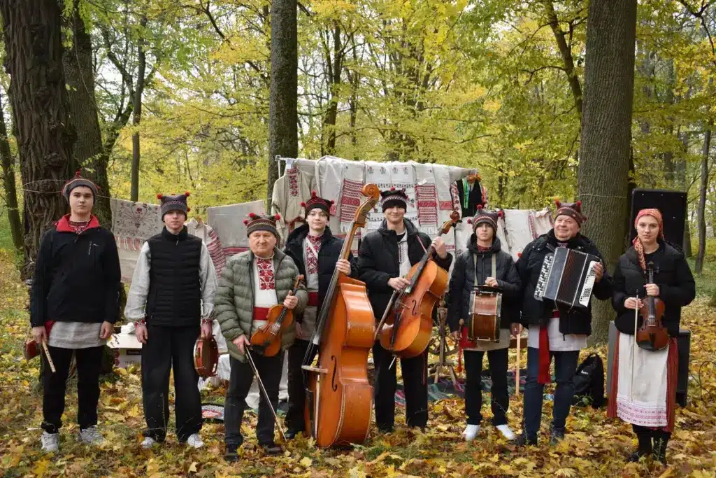 Виконавці мистецької програми.