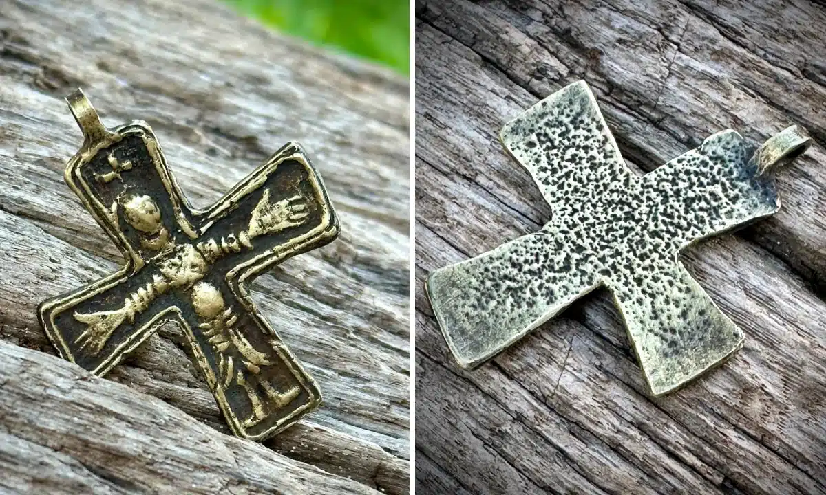 На Рівненщині реконструюють унікальний хрест скандинавського типу, знайдений в Острозі Хрест скандинавського типу знайдений в Острозі у 2022 році.