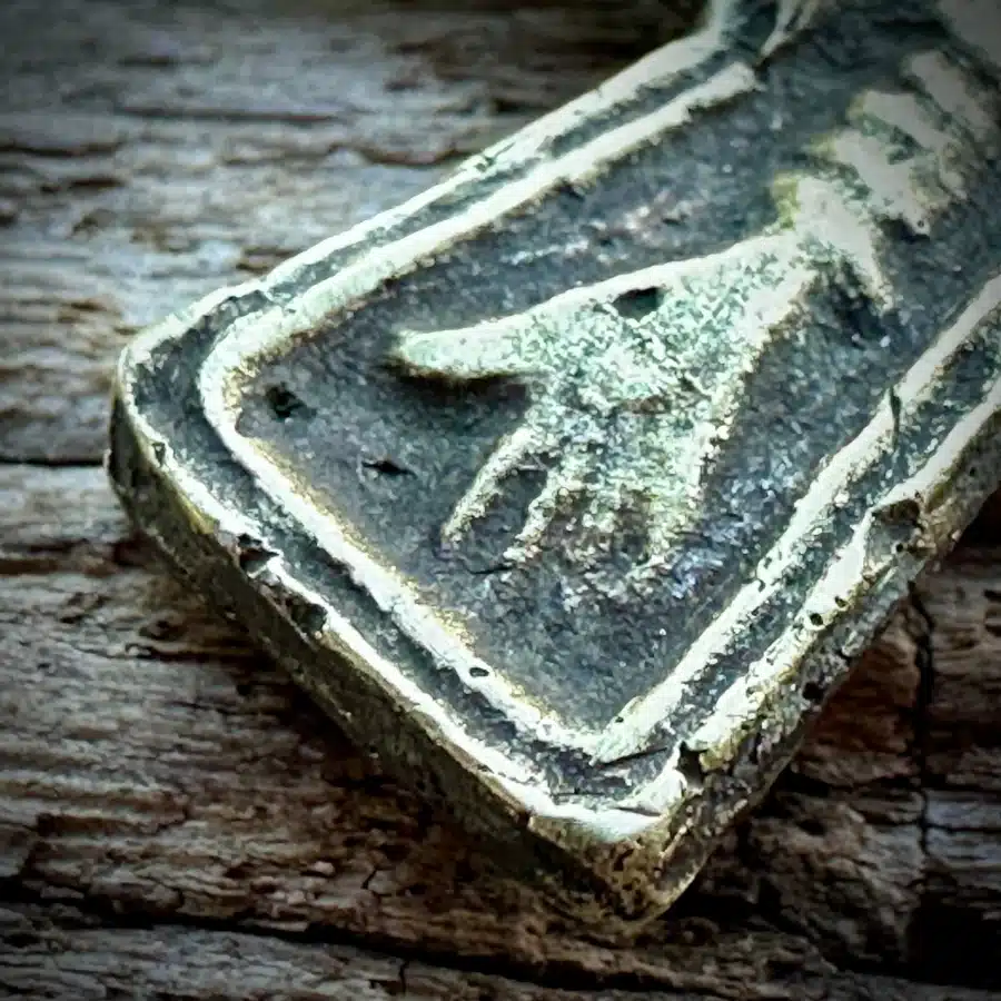 Хрест скандинавського типу. Деталь зображення - рука.