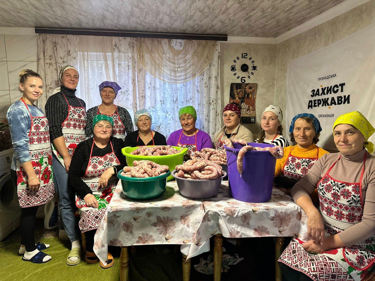 5 тонн м’яса та 5 км кишки: жінки з Вараша печуть ковбасу для ЗСУ 5 тонн м’яса та 5 км кишки: жінки з Вараша печуть ковбасу для ЗСУ