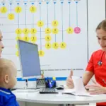 Рівненщина отримала нові поставки вакцин. Щеплення доступні у всіх медзакладах області Мама з дитиною під час візиту до лікаря.