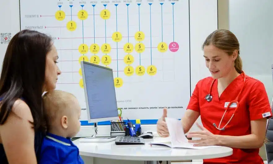 Рівненщина отримала нові поставки вакцин. Щеплення доступні у всіх медзакладах області Мама з дитиною під час візиту до лікаря.