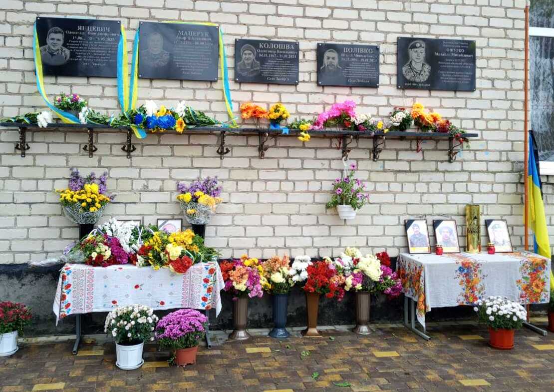 Меморіальні дошки загиблим Героям відкрили у Вараському районі Меморіальні дошки загиблим Героям відкрили у Вараському районі