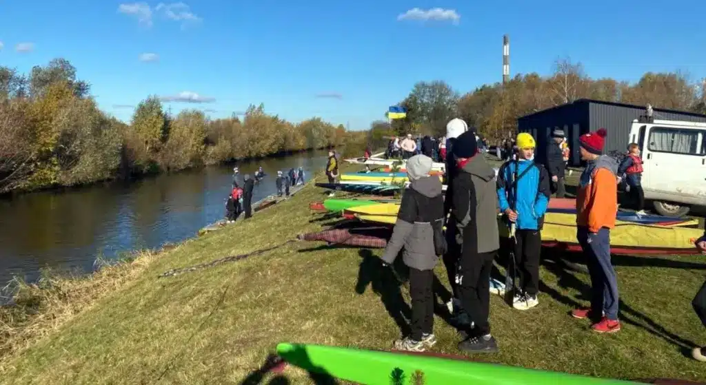 Під час змагань із веслування.