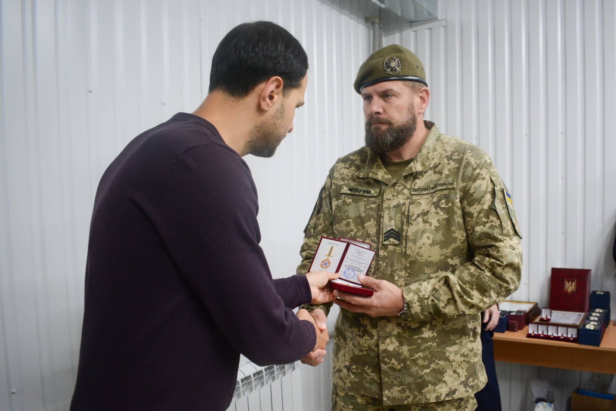 Герої України отримали нагороди до Дня Захисників та Захисниць