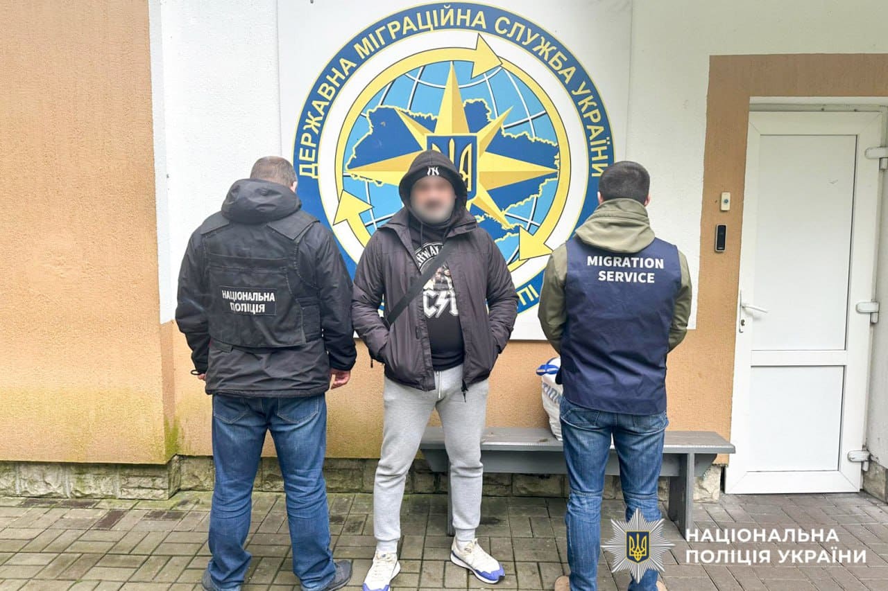 Міграційна поліція Рівненщини примусово видворяє громадянина Грузії