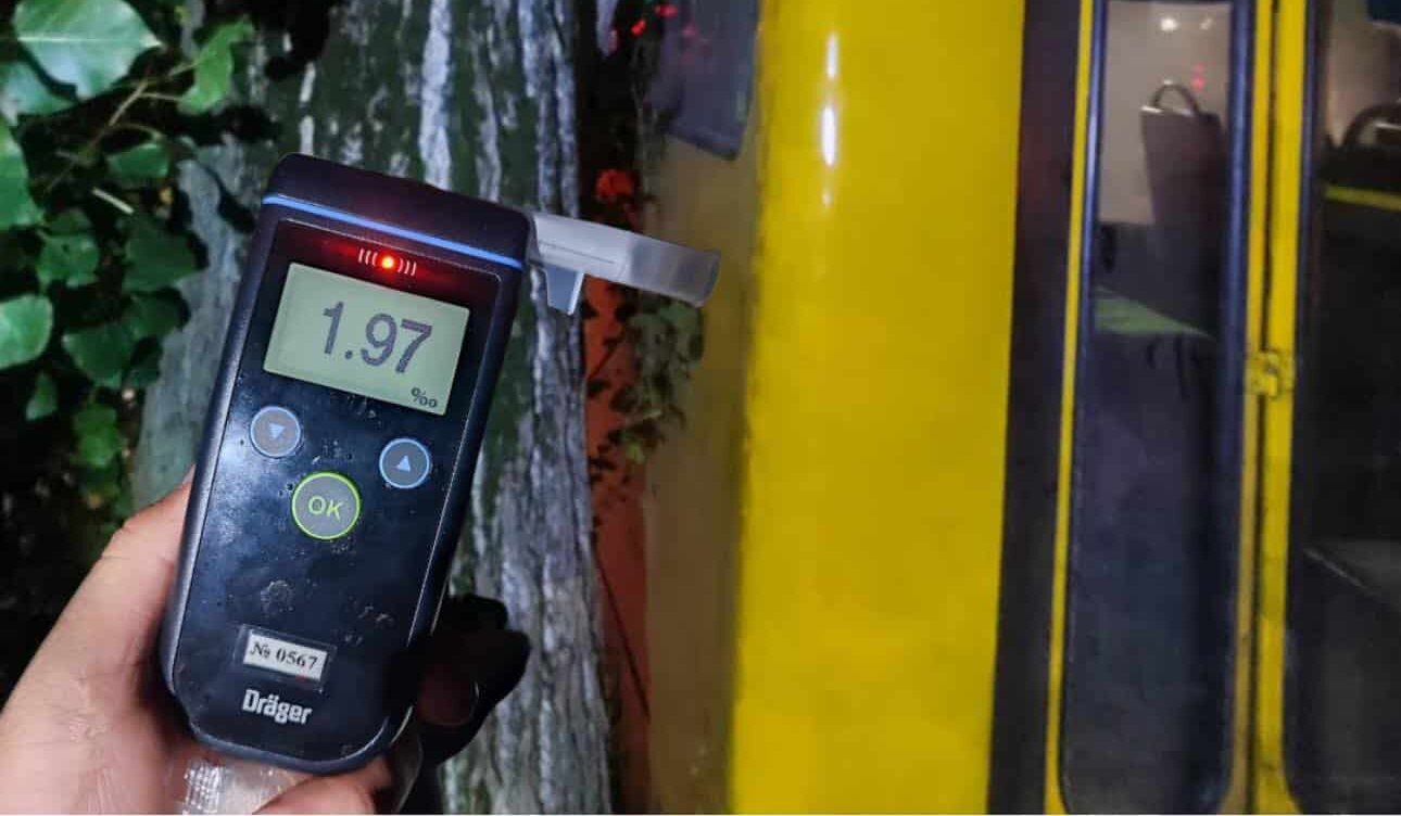 У Рівному нетверезий перехожий сів за кермо маршрутки й врізався в дерево