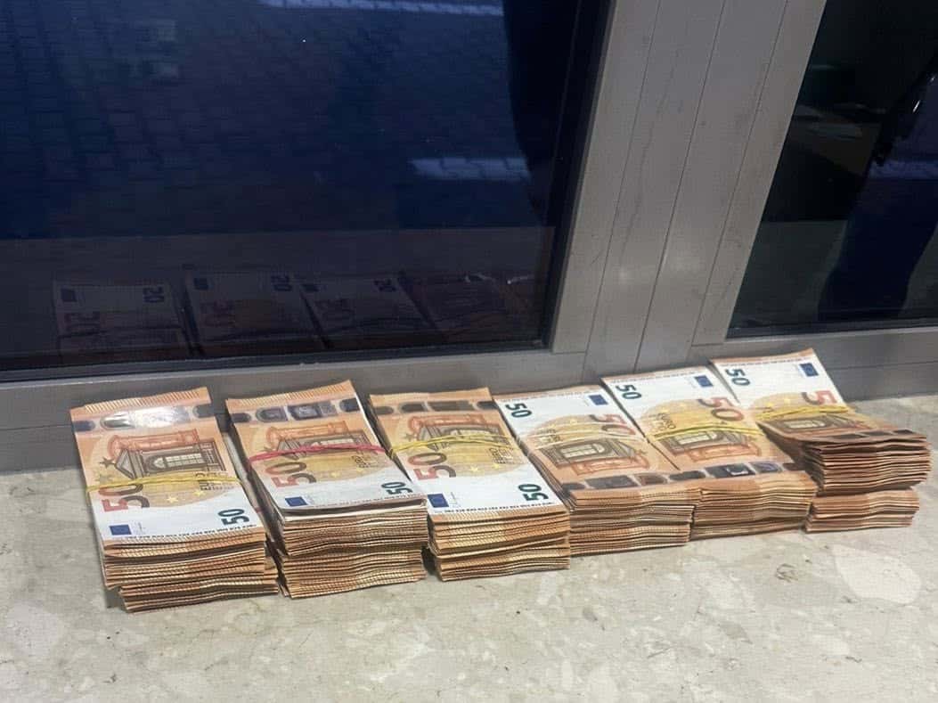 Митники вилучили майже 2,5 млн грн незадекларованої валюти у рівнянина Митники вилучили майже 2,5 млн грн незадекларованої валюти у пасажирки авто