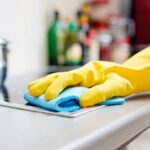 Як легко очистити кухонні шафки та плиту від жиру — прості домашні засоби