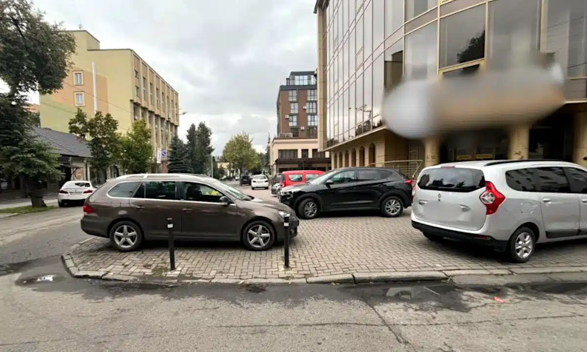 Тротуар – це не парковка. Водіям нагадали правила стоянки