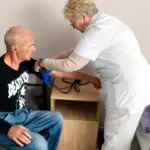 На Рівненщині у будинки-інтернати прихистили понад 900 переселенців Медичний огляд переселенця в інтернаті.