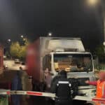 одій вантажівки MAN проїхав на червоне світло та пошкодив шлагбаум