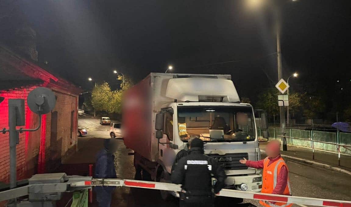 У Рівному водій вантажівки пошкодив шлагбаум і вчинив ДТП на залізничному переїзді одій вантажівки MAN проїхав на червоне світло та пошкодив шлагбаум