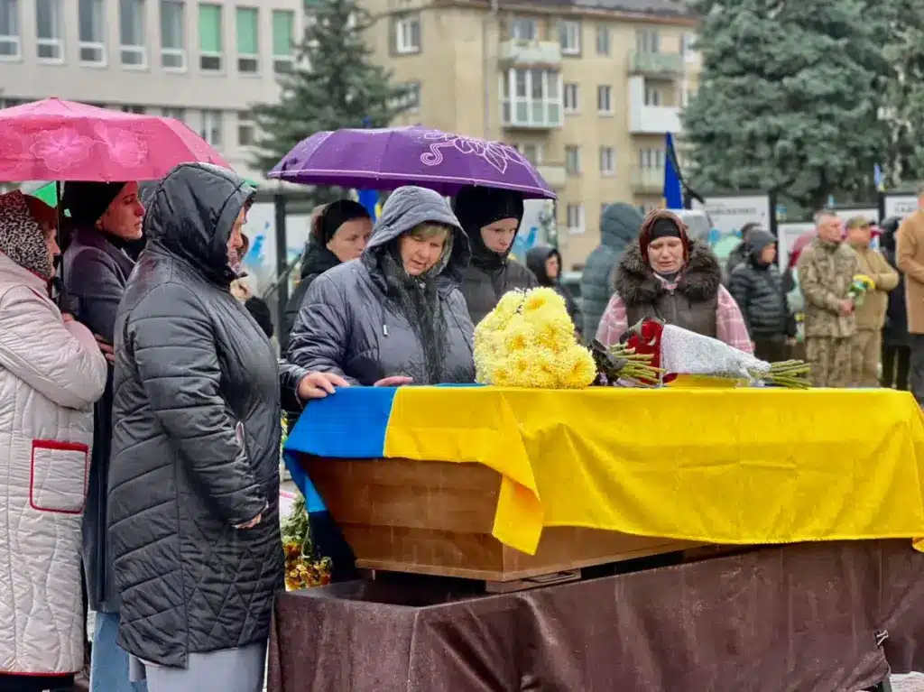На центральній площі віддають останню шану Андрію Макарову.