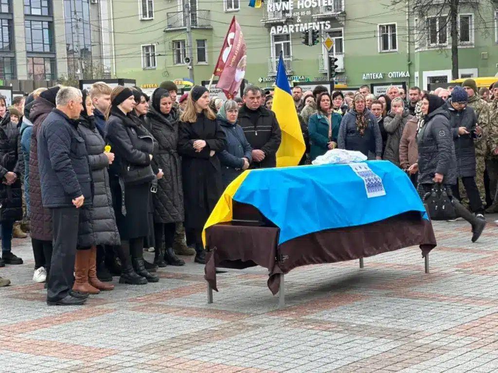 На вічний спочинок проводять Михайла Лебедева і Олександра Юхимця.