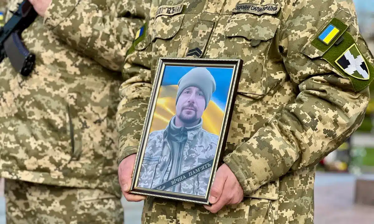 На вічний спочинок провели у Рівному полеглого захисника У Рівному провели полеглого захисника Олександра Цимбала.