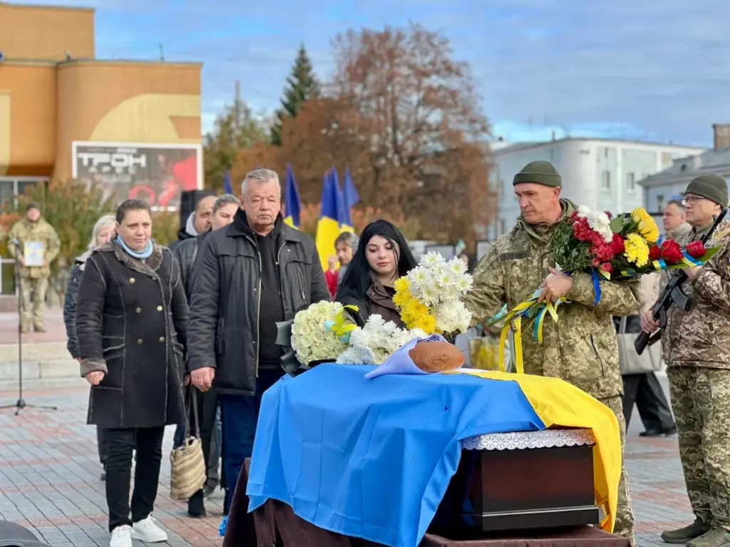 На площі прощаються з Олександром Цимбалом.