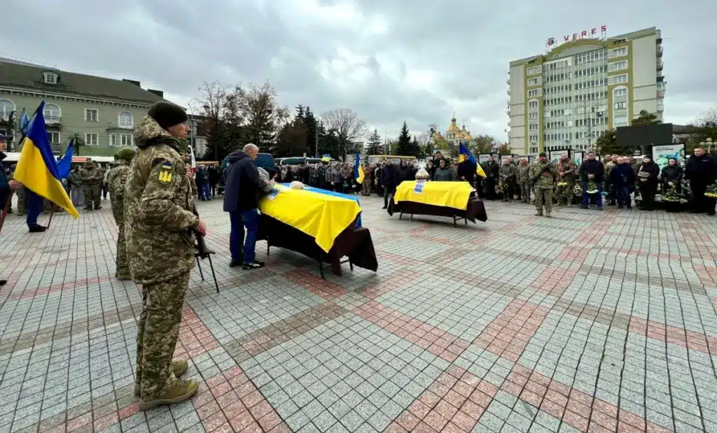 На центральній площі Рівного провели на вічний спочинок Максима Шевченка та Івана Поліщука.