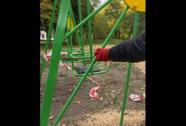 На Здолбунівщині пошкодили новий дитячий майданчик, який ще не встигли встановити