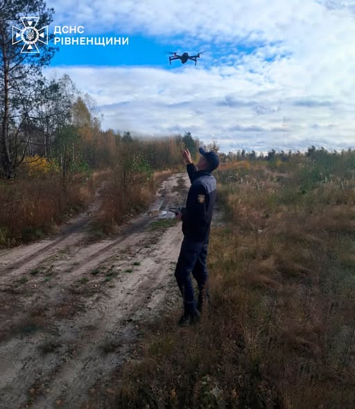 На Сарненщині тривають пошуки 80-річного грибника На Сарненщині тривають пошуки зниклого чоловіка, який 24 жовтня вирушив до лісу по гриби та не повернувся додому. Інцидент стався поблизу села Сновидовичі Рокитнівської територіальної громади. 26 жовтня до пошуків долучилися рятувальники ДСНС Рівненщини. Спільно з поліцією вони обстежували лісові масиви, дороги та заболочені ділянки, ретельно перевіряючи всю територію. Для розширення зони пошуку та обстеження важкодоступних місць рятувальники застосували квадрокоптер, що дозволяє проводити повітряну розвідку з висоти. Наразі пошуки тривають, і рятувальники закликають місцевих мешканців повідомляти про будь-яку інформацію, яка може допомогти у розшуку чоловіка.