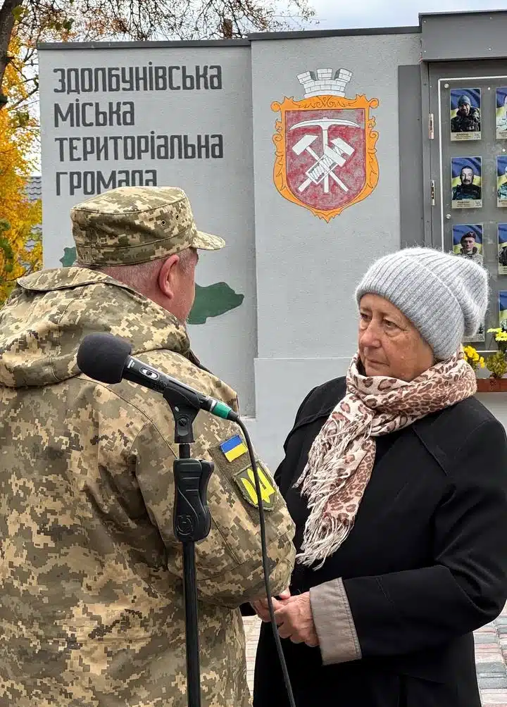 Бабуся захисника Ольга Мартинчук отримує пам'ятну відзнаку "Князівський Хрест Героя "Навіки в строю".