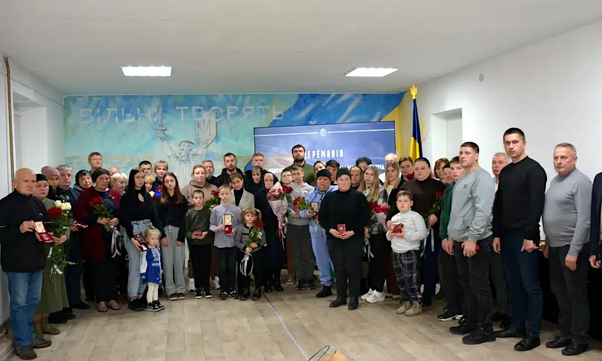 Родичі полеглих захисників, яким вручили державні нагороди в Дубенській РДА.