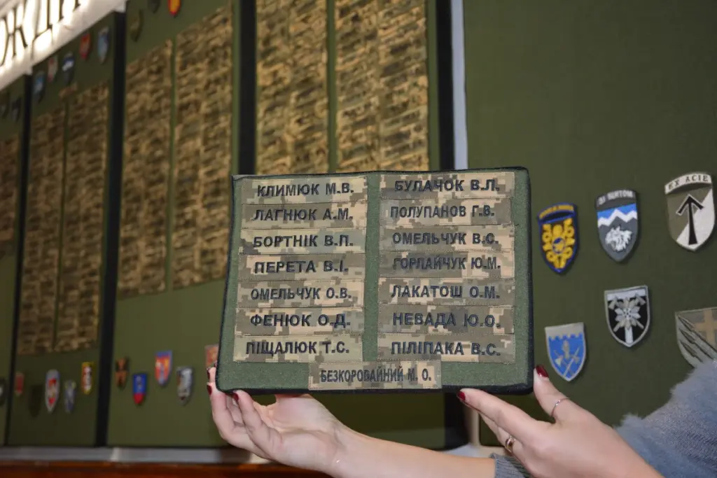 Нашивки з іменами полеглих героїв, які приклеять на стіну пам'ять у Дубенській РДА.