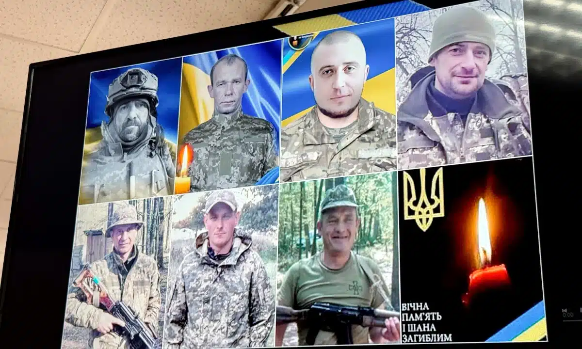 Пам’ять, що не згасає. На Сарненщині вшанували Героїв, які віддали життя за Україну Портрети посмертно нагороджених у Сарнах Героїв.