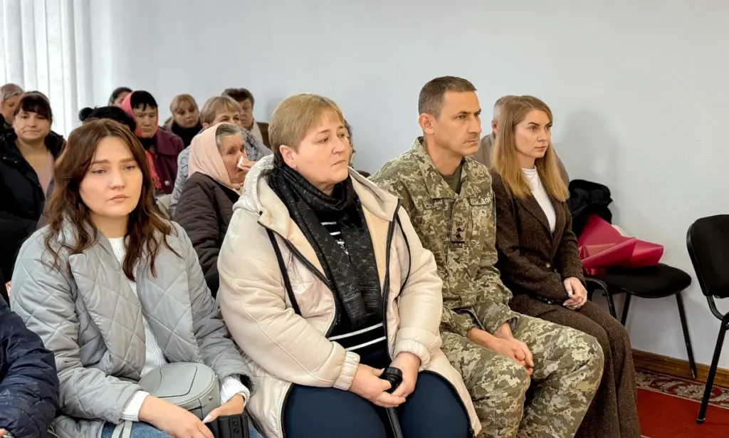 Присутні на церемонії вшанування Героїв у Сарнах.