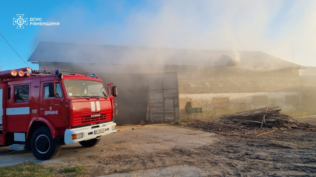 Пожежа в Деражному: вогонь охопив приміщення пилорами