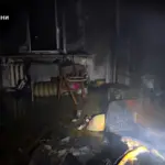 У Рівному під час пожежі евакуювали 15 мешканців. Чоловік загинув (ВІДЕО) Знищена вогнем квартира у багатоповерхівці по вул. Гайдамацькій у Рівному.