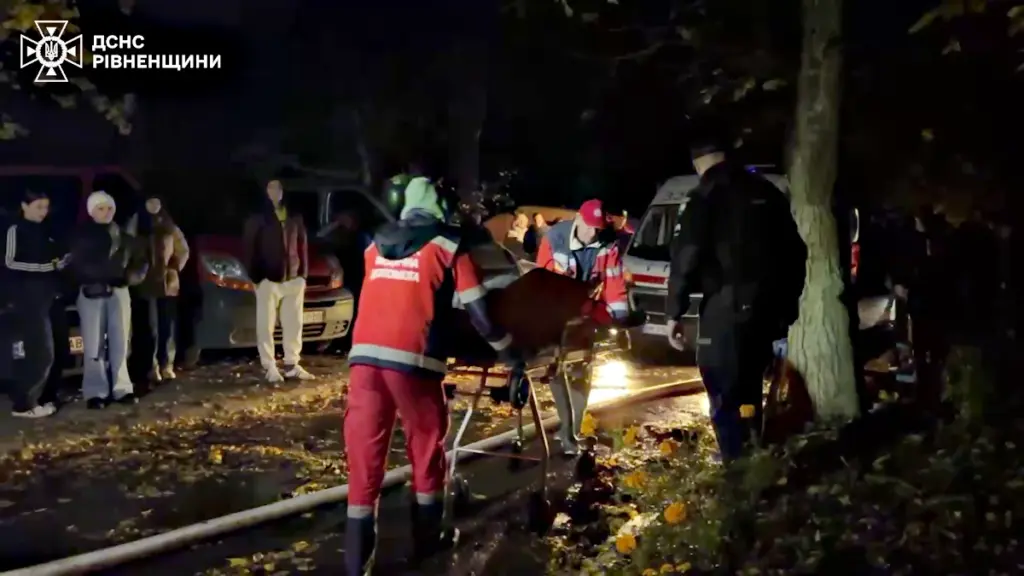 Працюють рятувальники.