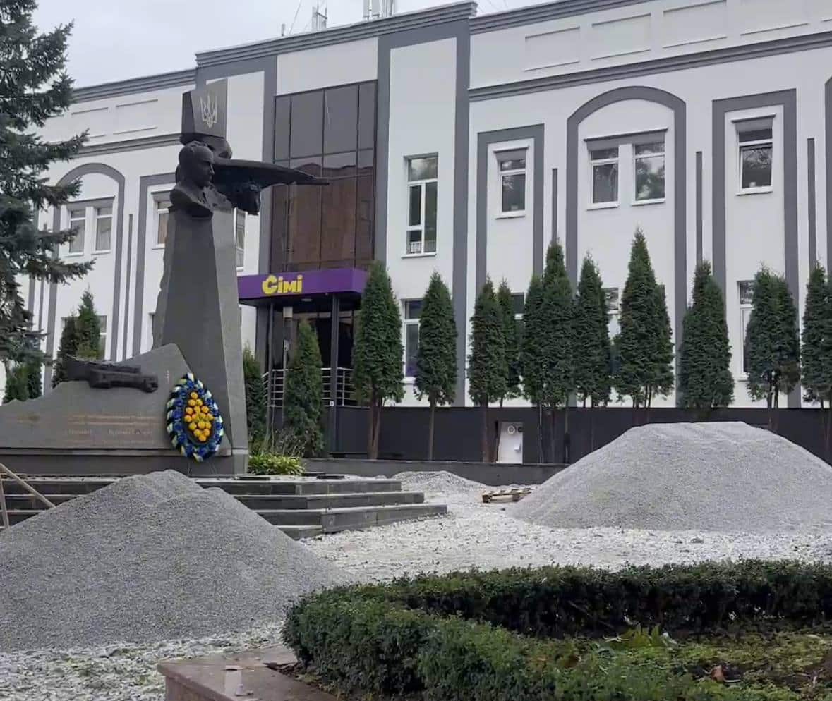 У Рівному триває благоустрій скверу на перехресті Соборної та Героїв Поліції