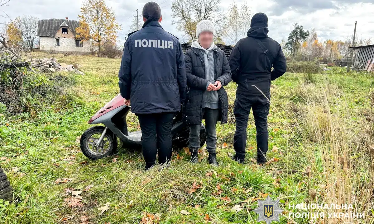 На Рокитнівщині викрили жінку, яка викрала мопед Жінку, що викрала мопед, затримує поліція.