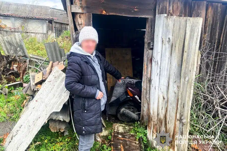 Зловмисниця показує місце сховку мопеда.