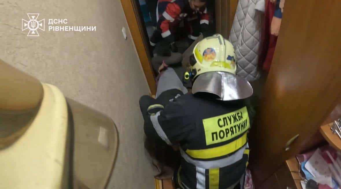 Рятувальники відчинили двері квартири з важкохворою жінкою (ВІДЕО)