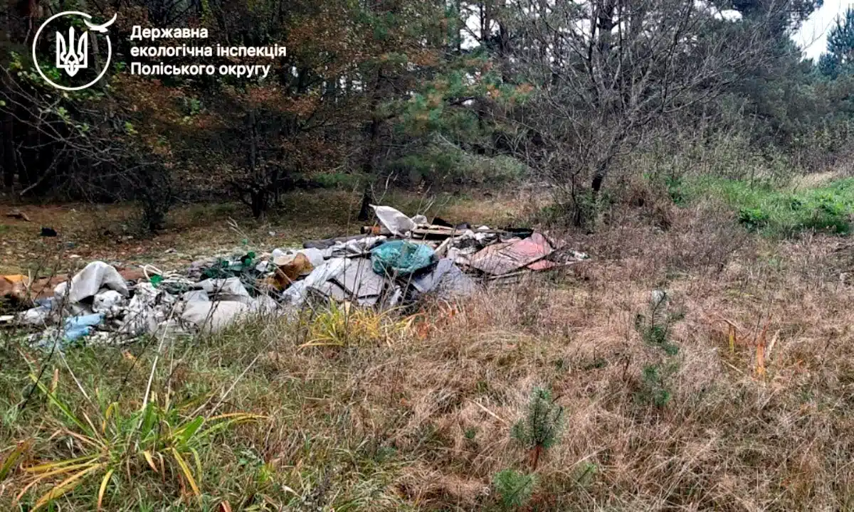 Одне з 11 стихійних сміттєзвалищ виявлених на Сарненщині у жовтні.