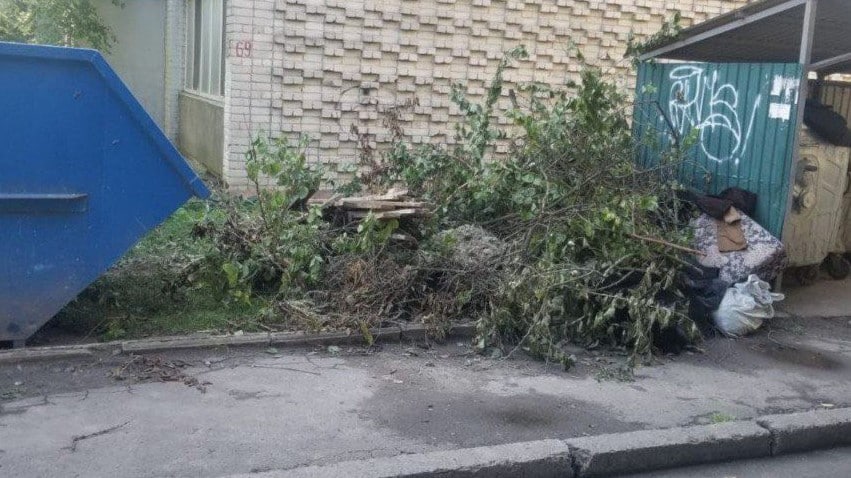 Комунальники ліквідували стихійні сміттєзвалища біля контейнерів у Рівному