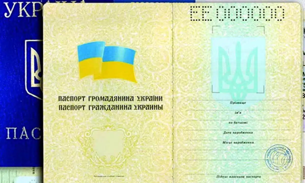 Українські паспорти стануть україномовними: Верховна Рада скасувала російські записи