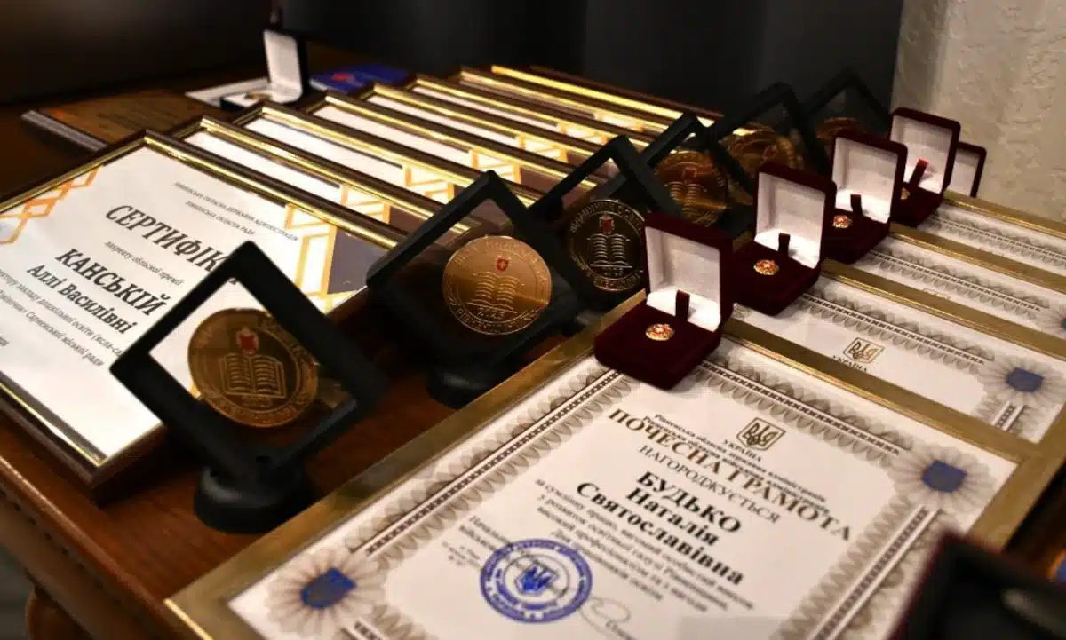 Освітян Рівненщини привітали з професійним святом: кращим вручили відзнаки та премії