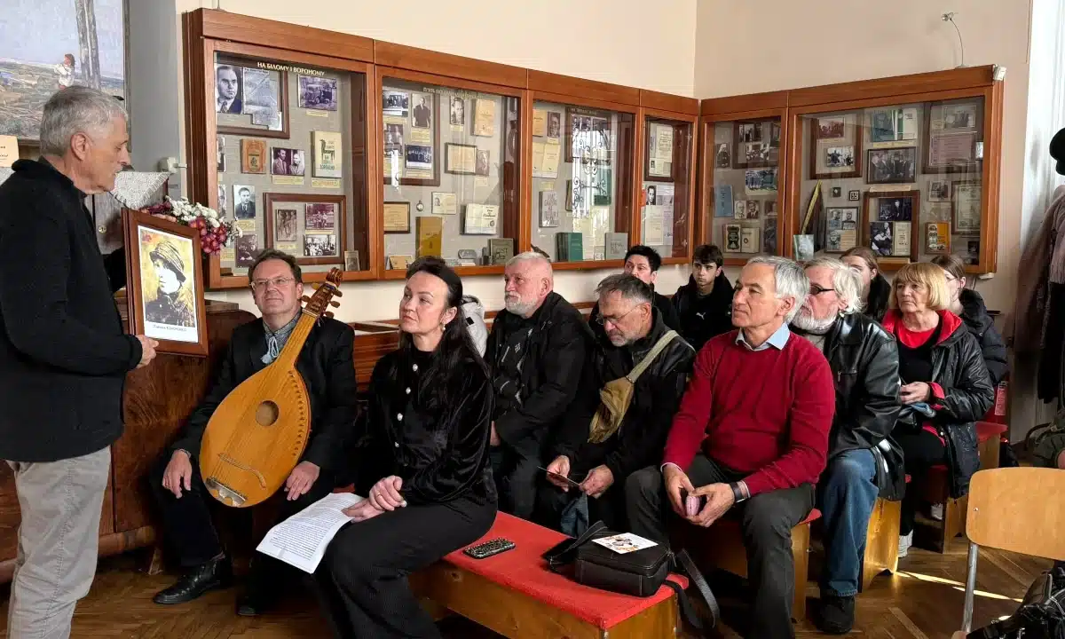 Присутні на заході з вшанування пам'яті Хариті Кононенко.