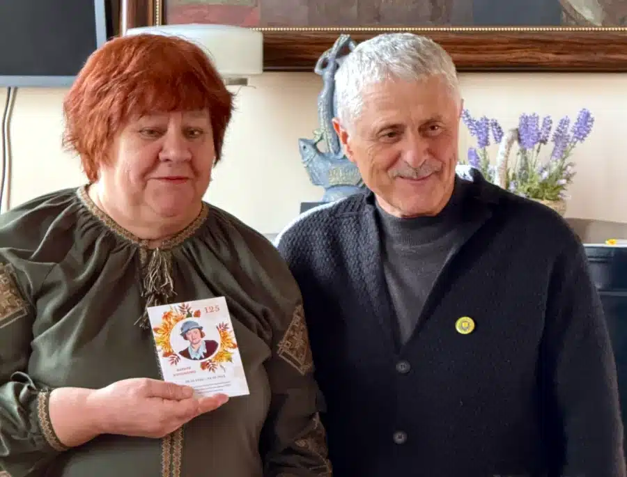 Під час вшанування Хариті Кононенко голова міської «Просвіти» Катерина Сичик презентувала пам’ятну листівку.