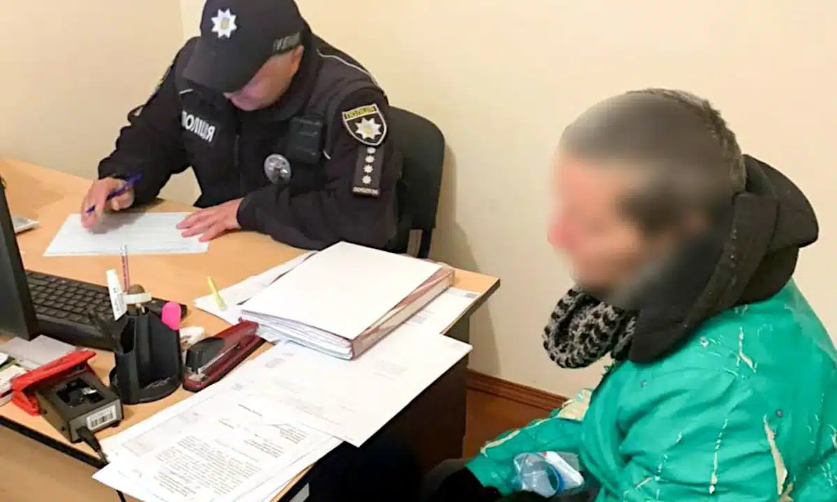 У Рівному встановили жінку, яка викрала речі біля портрету загиблого Героя